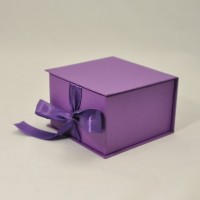 Коробка на лентах  12*12*7,5  светло - фиолетовая (кунжут)